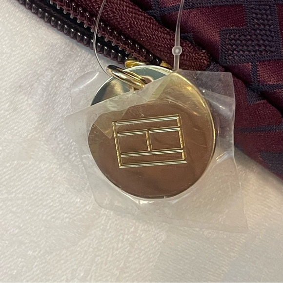 ❤️2/$15 or 3/$21❤️ NWT Tommy Hilfiger Tech Zip Case - Picture 6 of 10